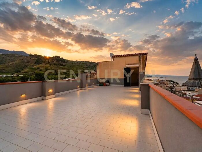Appartamento trilocale in vendita in Via Erice, Giardini Naxos