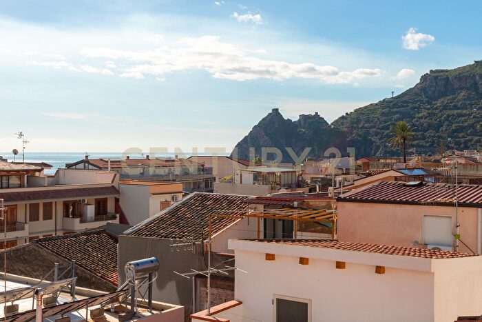 Appartamento con 7 locali in vendita in Via Cavour, SantAlessio Siculo