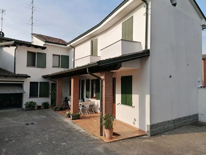Casa bilocale in vendita in Via Gradella, Pandino