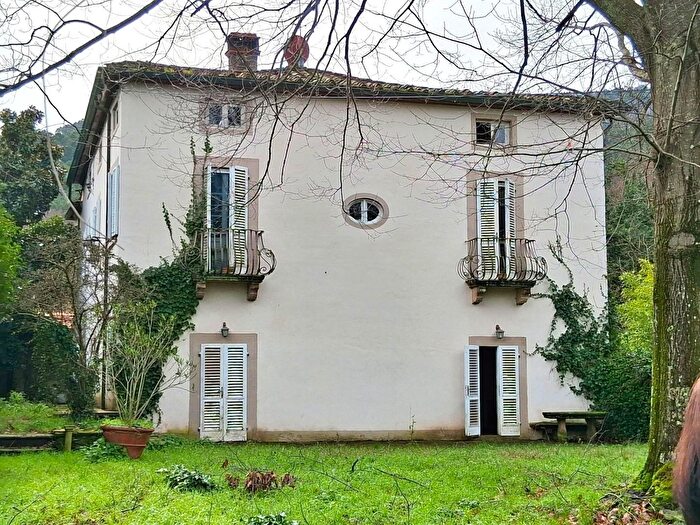 Casa con 9 locali in vendita in Capannori