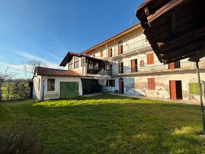 Casa con 9 locali in vendita in Via I Maggio, Divignano