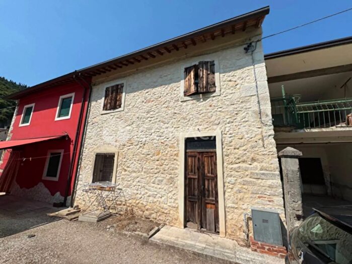 Appartamento con 8 locali in vendita in Via Volto, Longare