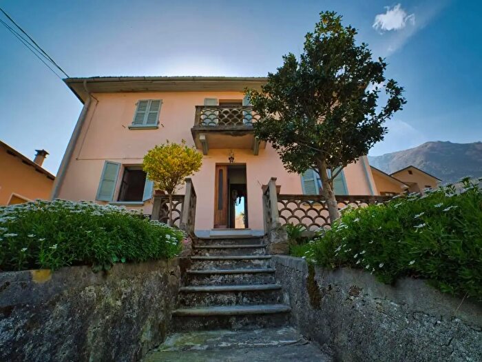 Casa con 5 locali in vendita in Montescheno