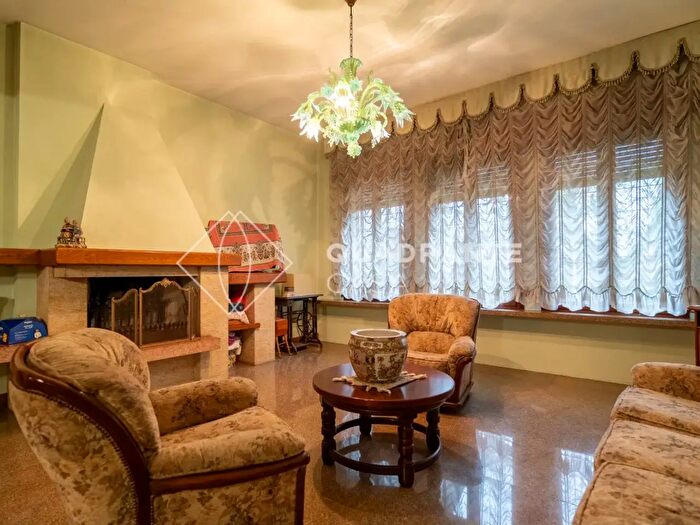 Casa con 8 locali in vendita in Via Ceresara, Limena