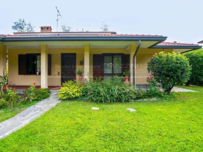 Casa con 8 locali in vendita in Via Luciano Manara, Besana In Brianza