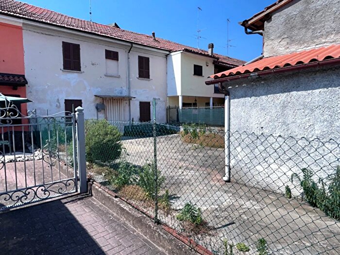 Casa trilocale in vendita in Via Case Nuove, Sannazzaro De Burgondi