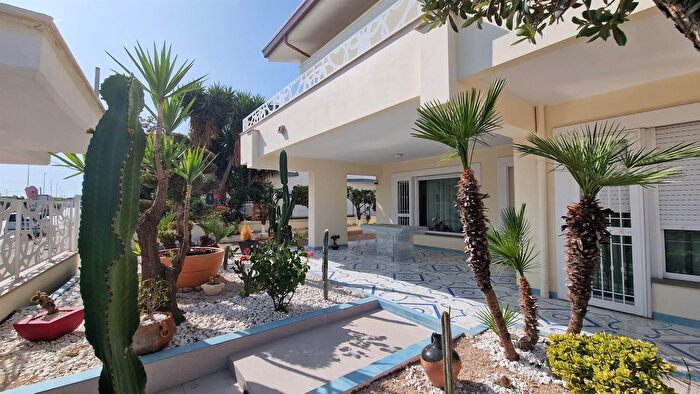 Casa con 6 locali in vendita in Mondragone