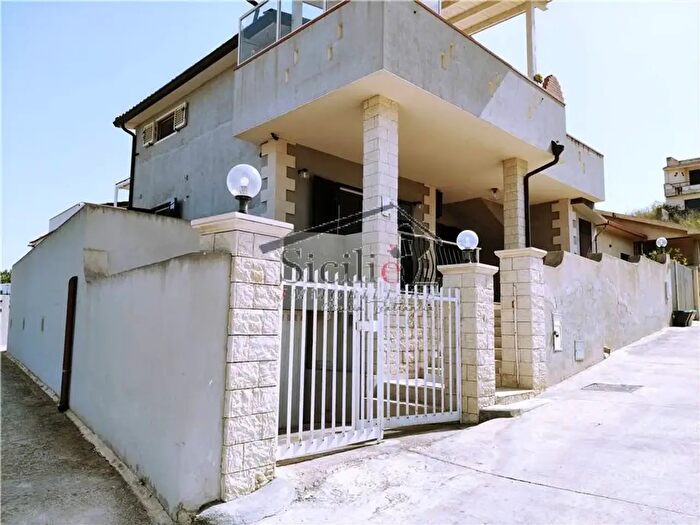 Casa con 10 locali in vendita in Scicli
