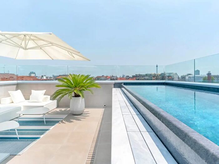 Appartamento con 10 locali in vendita in Via Londonio, Milano