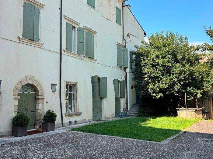 Appartamento quadrilocale in affitto in Via Santa Maria in Organo, Veronetta, Verona