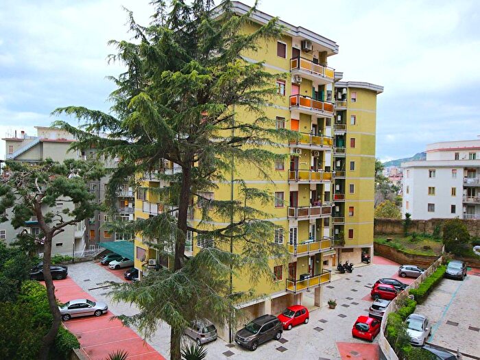 Appartamento bilocale in affitto in Via Domenico Fontana, Rione Alto, Napoli