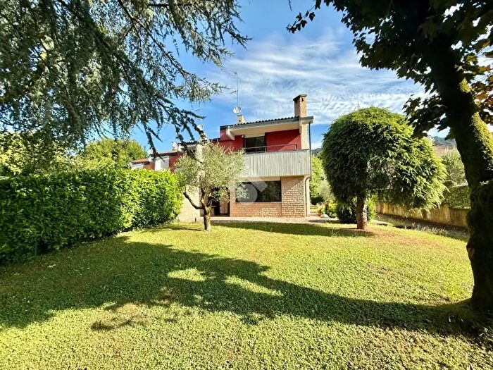 Casa quadrilocale in vendita in Via Gran Sasso, Scanzorosciate