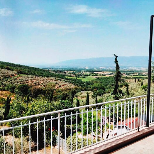 Appartamento trilocale in vendita in Via Ugo Foscolo, Bucine