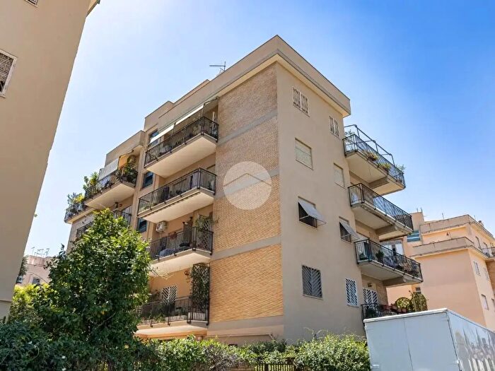 Appartamento trilocale in vendita in Via Augusto Tebabldi, Roma