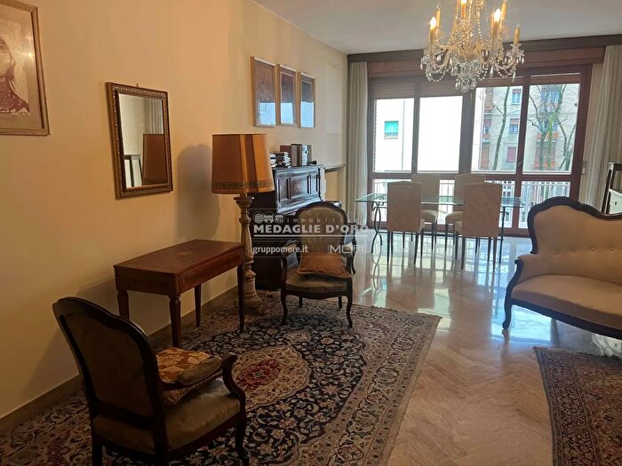 Appartamento con 6 locali in vendita in Viale Verdi, Modena