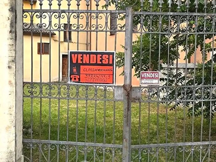 Casa con 9 locali in vendita in Foligno