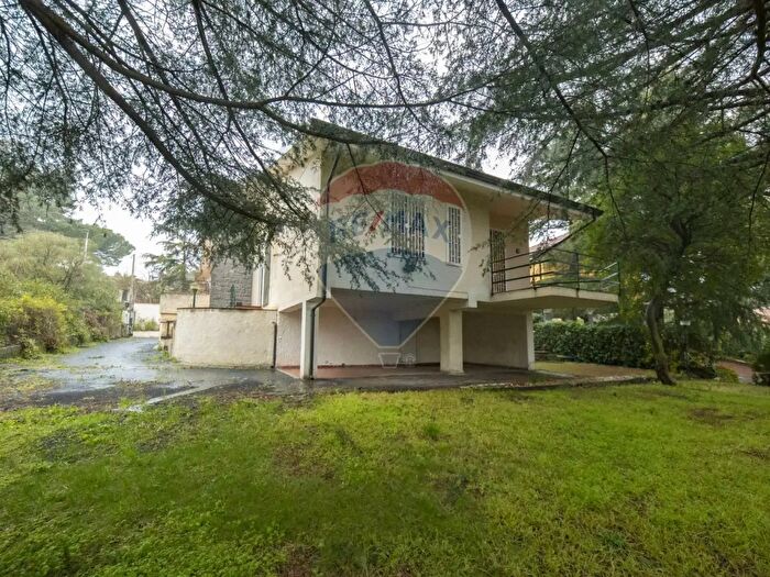 Casa con 7 locali in vendita in Via Napoli, Nicolosi