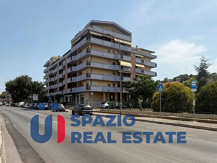 Appartamento con 6 locali in vendita in Via G Verrotti, Montesilvano