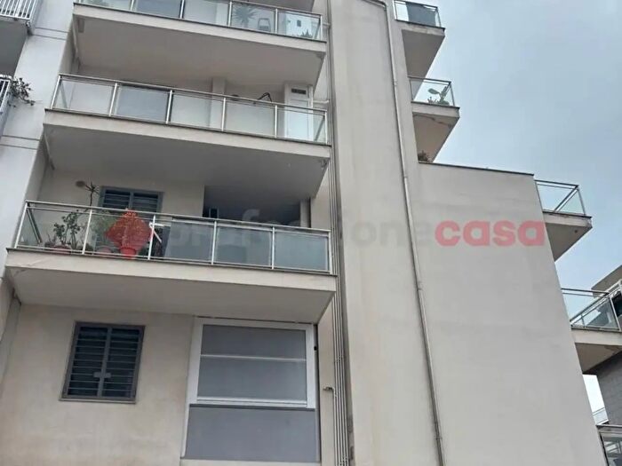 Appartamento trilocale in vendita in Via Cilea, Bari