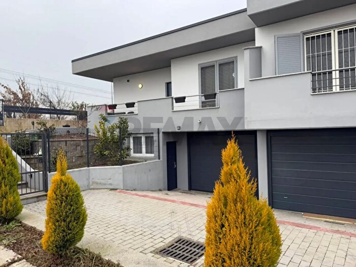 Casa quadrilocale in vendita in Via Milano, Trezzano Rosa