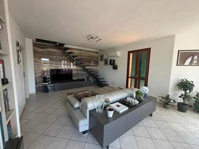Casa quadrilocale in vendita in Via Larga, Luni