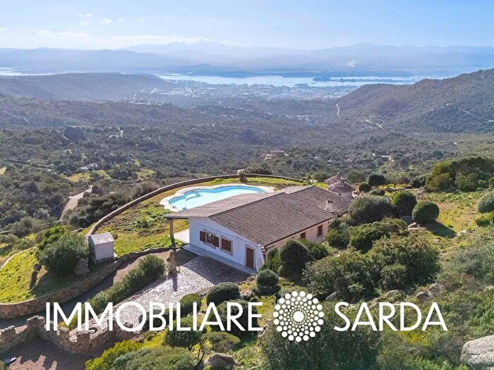 Casa quadrilocale in vendita in Via SIscoglia, Olbia