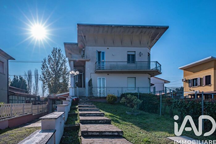 Casa trilocale in vendita in Via Virgiliana Pilastri, Bondeno