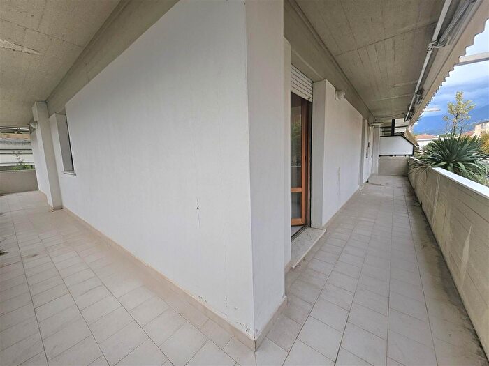 Appartamento con 6 locali in vendita in Massa