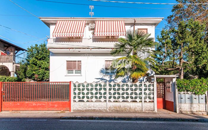 Casa trilocale in vendita in Via Adige, Marnate