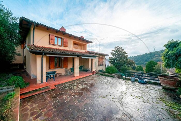 Casa con 16 locali in vendita in Sp Chianti Valdarno, Figline e Incisa Valdarno