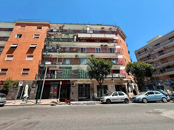 Appartamento con 5 locali in vendita in Via dell'Epomeo, Napoli
