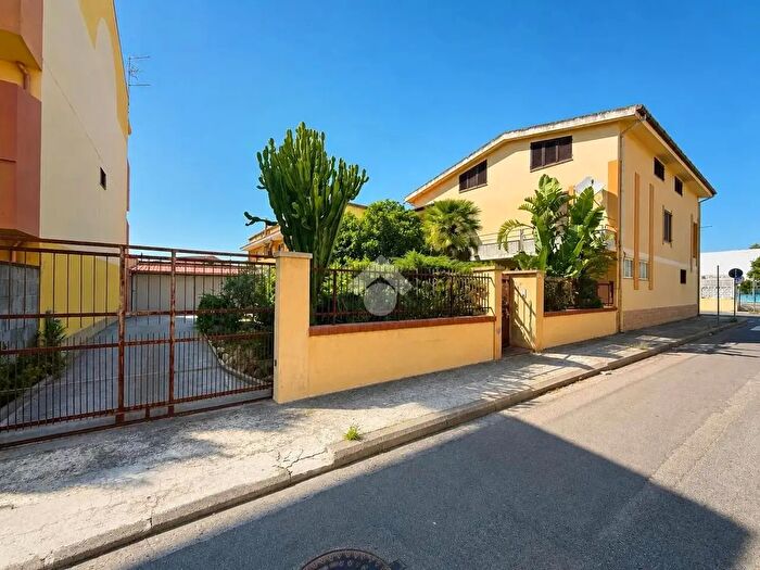 Appartamento con 8 locali in vendita in Villa Via Sicilia, Assemini