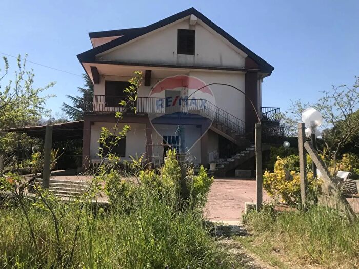 Casa con 10 locali in vendita in Via Mattia Preti, Pedara