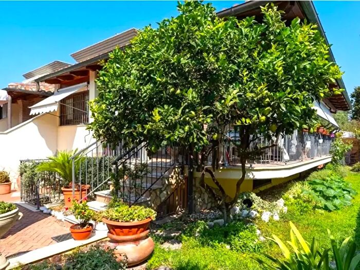 Casa con 5 locali in vendita in Viale di Castel Porziano, Roma