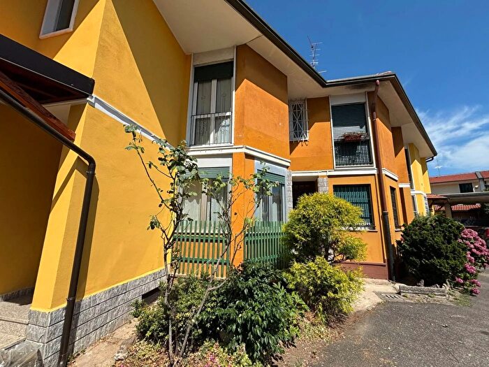 Casa quadrilocale in vendita in Villaggio Ina Casa, Cesate