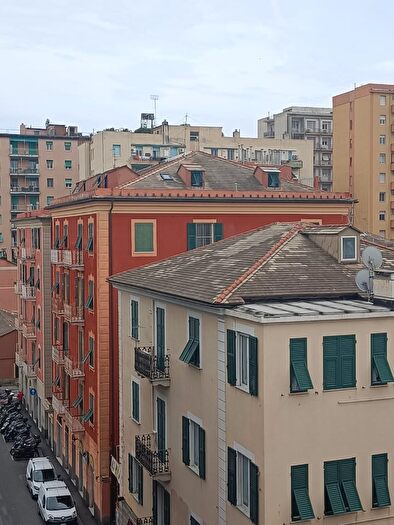 Appartamento trilocale in vendita in Via Ciro Menotti, Genova