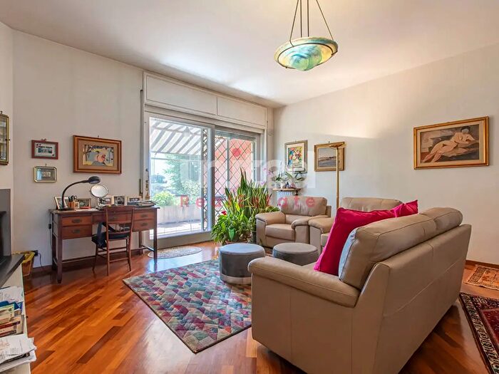 Casa con 6 locali in vendita in Viale Gorgia di Leontini, Roma