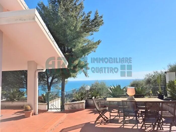 Casa con 12 locali in vendita in Via Fontana Rosa, Imperia