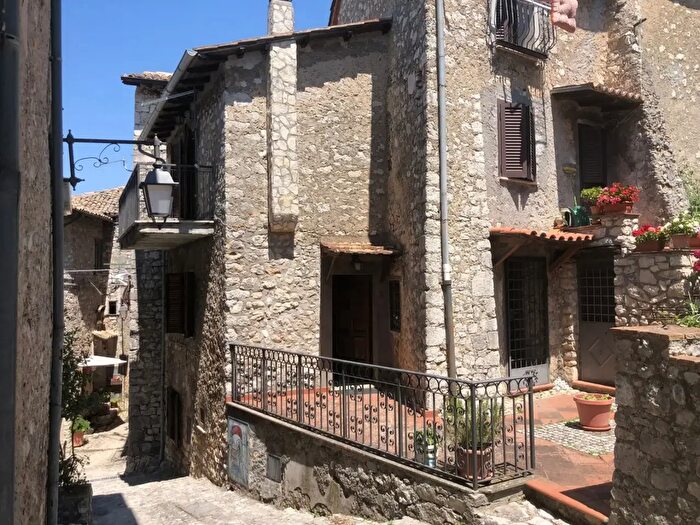 Casa trilocale in vendita in Via Covoni, Fumone