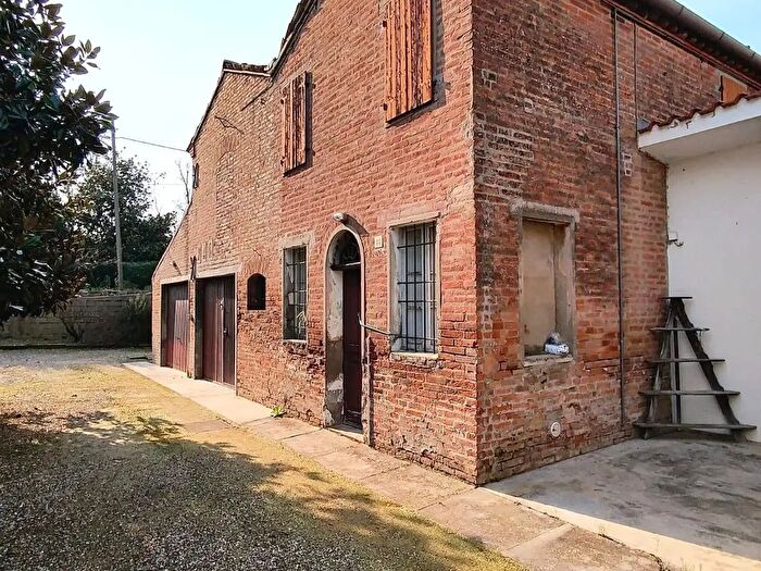 Casa quadrilocale in vendita in Via Corazza, Ferrara