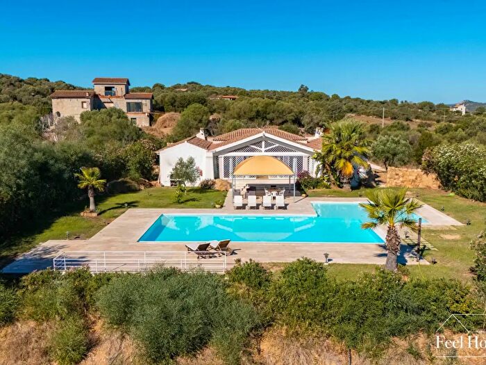 Casa con 5 locali in vendita in Via Stazzi Spridda, Olbia