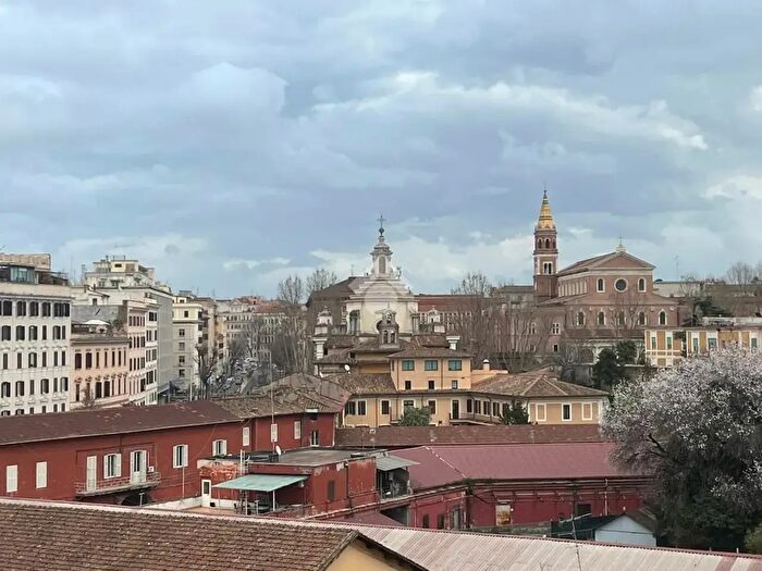 Appartamento trilocale in vendita in Via di San Giovanni in Laterano, Roma