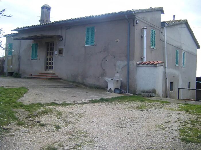 Casa con 6 locali in vendita in Massa Martana