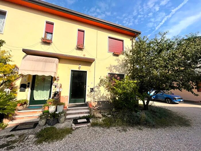 Casa quadrilocale in vendita in Valeggio Sul Mincio