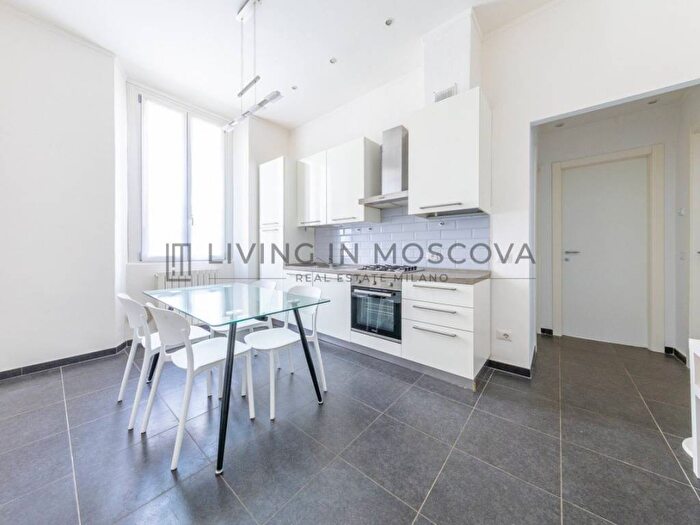 Appartamento trilocale in affitto in Viale Francesco Crispi, Turati, Milano