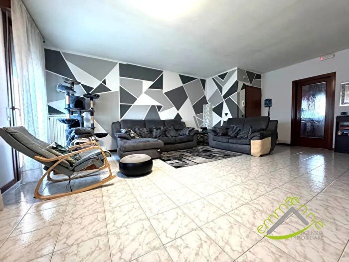 Appartamento con 5 locali in vendita in Via Martiri Giuliani E Dalmati, Fosso