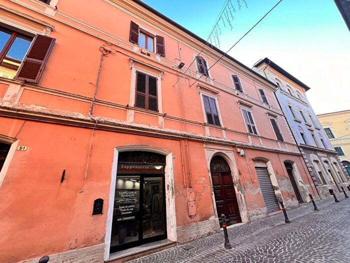 Appartamento con 8 locali in vendita in Via Cavour, Fabriano