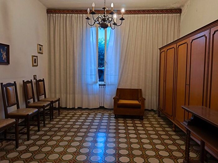 Casa quadrilocale in vendita in Luni