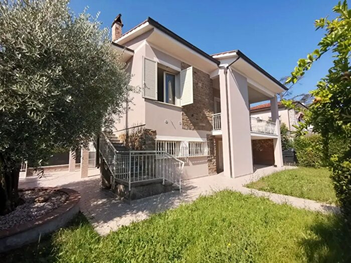 Casa con 7 locali in vendita in Fucecchio