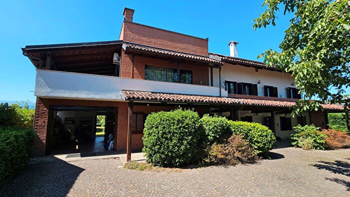 Casa con 8 locali in vendita in Frazione Stella, Macello